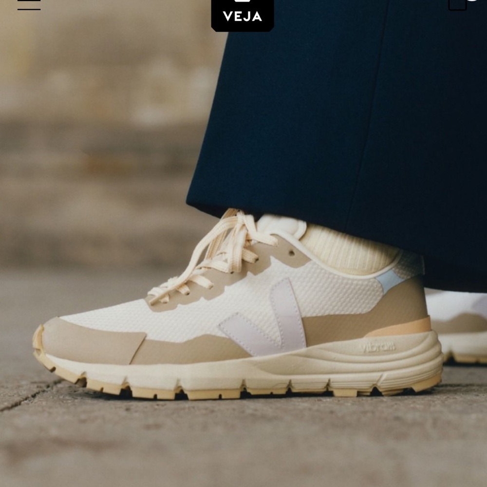Women’s Veja Dekkan Alveomesh Sneaker
